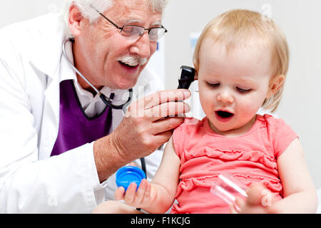 Prüfung eines Babys Ohr Kinderarzt Stockfoto