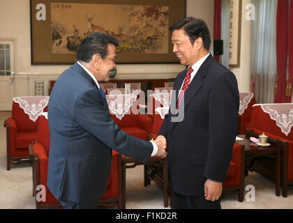 Peking, China. 3. Sep 2015. Chinese Vice President Li Yuanchao (R) trifft sich mit Joseph Estrada, ehemaliger Präsident der Philippinen und Bürgermeister von Manila, in Peking, Hauptstadt von China, 3. September 2015. © Ma Zhancheng/Xinhua/Alamy Live-Nachrichten Stockfoto