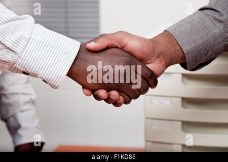 Nahaufnahme von einem Händedruck zwischen zwei schwarzen Geschäftsleute Stockfoto