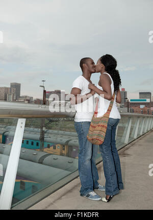 Junge afrikanische paar stehen zusammen auf einer Brücke, Newtown, Johannesburg Stockfoto