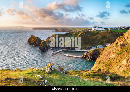 Rührende auf der South West Coast Path mit Blick auf Mullion Cove auf der Lizard Halbinsel in Cornwall Stockfoto