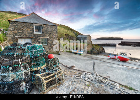 Sonnenuntergang am Mullion Cove, einem kleinen Fischerdorf auf der Lizard Halbinsel an der Küste von Cornwall Stockfoto