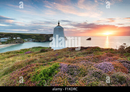 Sonnenuntergang über der Pepperpot Leuchtturm am Portreath in einem Teppich von Spätsommer Heidekraut Stockfoto