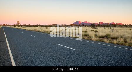 Die Olgas und den nahe gelegenen Straßenbild an klaren Wintermorgen im Northern Territory, Australien Stockfoto