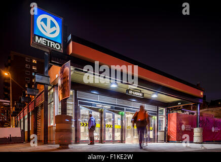 St-laurent Metro Station in Montreal, Witz Passagiere gehen Stockfoto