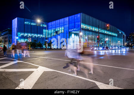 Bibliothèque Nationale du Québec (Quebec Nationalbibliothek) in der Nacht, in Montreal, Kanada, mit 9 x [MTL] "video-Projektionen. Stockfoto