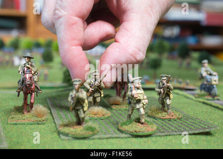 Robert Dunlop mit Miniatur Zinnsoldaten, erschafft WW1 Schlacht an der Marne, West Wickham, Kent, England, UK Stockfoto