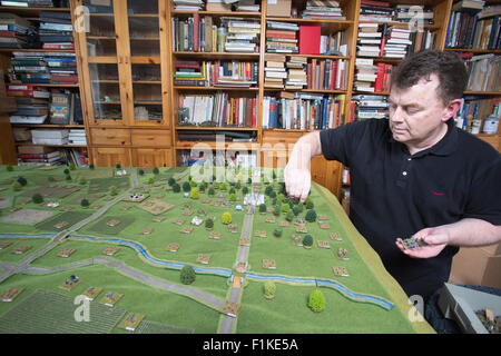 Robert Dunlop mit Miniatur Zinnsoldaten, erschafft WW1 Schlacht an der Marne, West Wickham, Kent, England, UK Stockfoto