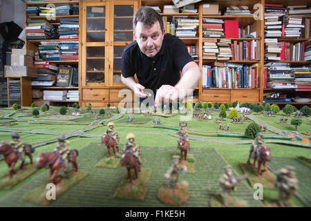 Robert Dunlop mit Miniatur Zinnsoldaten, erschafft WW1 Schlacht an der Marne, West Wickham, Kent, England, UK Stockfoto