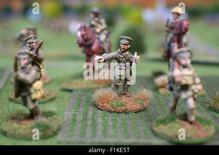 Robert Dunlop mit Miniatur Zinnsoldaten, erschafft WW1 Schlacht an der Marne, West Wickham, Kent, England, UK Stockfoto