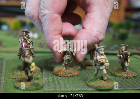 Robert Dunlop mit Miniatur Zinnsoldaten, erschafft WW1 Schlacht an der Marne, West Wickham, Kent, England, UK Stockfoto