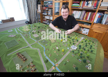 Robert Dunlop mit Miniatur Zinnsoldaten, erschafft WW1 Schlacht an der Marne, West Wickham, Kent, England, UK Stockfoto