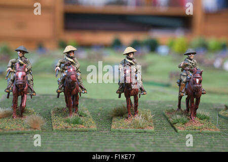 Robert Dunlop mit Miniatur Zinnsoldaten, erschafft WW1 Schlacht an der Marne, West Wickham, Kent, England, UK Stockfoto