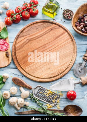 Pizza mit Champignons, Salami und Tomaten. Ansicht von oben. Stockfoto