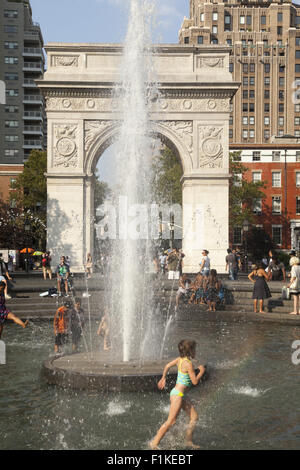 Abkühlung im Brunnen am Washington Square an einem heißen Sommertag in Manhattan; NEW YORK CITY. Stockfoto