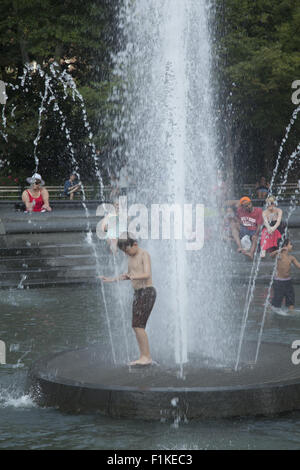 Abkühlung im Brunnen am Washington Square an einem heißen Sommertag in Manhattan; NEW YORK CITY. Stockfoto