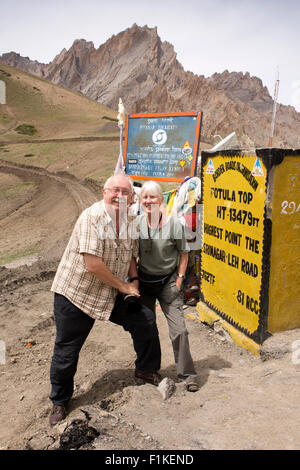 N3523India, Jammu & Kaschmir, Senior, westliches paar Touristen am 13.479 Fuß hohen Fotu-La-Pass top Stockfoto