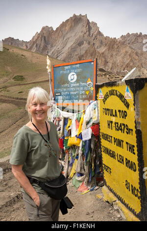 Indien, Jammu & Kaschmir, senior westliche Frau Tourist am, 13.479 Fuß hohen Fotu-La-Pass top Stockfoto