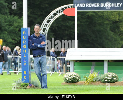 Stamford, UK. 3. September 2015. Land Rover Burghley Horse Trials 2015, Stamford England.  Jonathan Paget posiert bei der & über Sprung während seines Studiums gehen Kredit: Julie Priestley/Alamy Live News Stockfoto