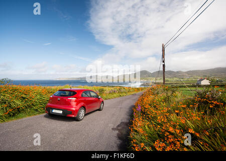 Straßen- und Touring Route entlang der wilden Atlantik Weg an der West Küste von Irland Stockfoto