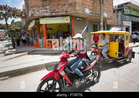 Verkehr und Reisen in den Dschungel Stadtstraßen von Peru - Mototaxi und Mopeds in Moyobamba Stockfoto