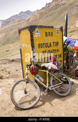 Indien, Jammu & Kaschmir, Fahrrad ruht on13, 479 Fuß hohe obere Markierung Fotu La Pass buchen, höchsten Punkt auf Sringar Leh Highway Stockfoto