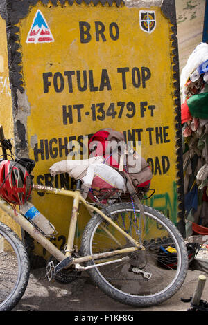 N3512India, Jammu & Kaschmir, Fahrrad ruht on13, 479 Fuß hohe obere Markierung Fotu La Pass buchen, höchsten Punkt auf Sringar Leh Highway Stockfoto