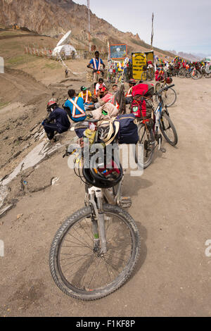 Indien, Jammu & Kaschmir, Fahrräder und Radfahrer am 13.479 Fuß hohen Fotu La Pass oben, höchster Punkt auf Sringar Leh Highway Stockfoto