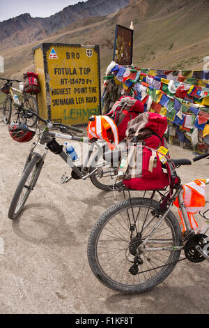 Indien, Jammu & Kaschmir, Fahrräder 13.479 Fuß hoch Fotu La Pass oben, höchster Punkt auf Sringar Leh Highway, Stockfoto