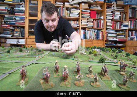 Robert Dunlop mit Miniatur Zinnsoldaten, erschafft WW1 Schlacht an der Marne, West Wickham, Kent, England, UK Stockfoto