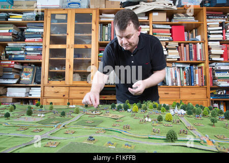 Robert Dunlop mit Miniatur Zinnsoldaten, erschafft WW1 Schlacht an der Marne, West Wickham, Kent, England, UK Stockfoto