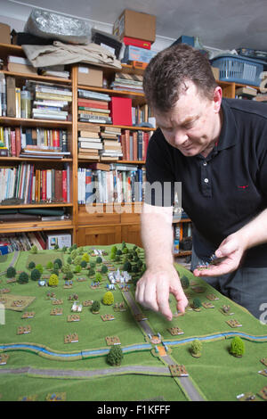 Robert Dunlop mit Miniatur Zinnsoldaten, erschafft WW1 Schlacht an der Marne, West Wickham, Kent, England, UK Stockfoto