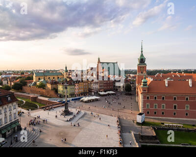 Schlossplatz in der alten Stadt von Warschau, bei Sonnenuntergang. Weitwinkel. Stockfoto