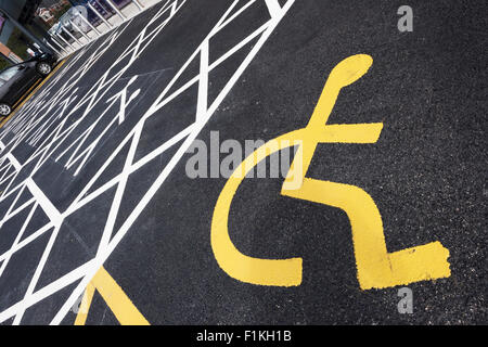 Frisch gestrichene behinderten-Parkplatz Stockfoto