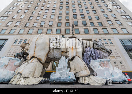 London, UK. 3. September 2015. Greenpeace bringt seine riesigen Animatronic Eisbär, Aurora, um Contine seine arktischen Protest gegen Shell Erdölbohrung in einem sehr fragilen Umfeld.  Die riesige mechanisch betriebenen Bär befindet sich außerhalb der Shell-HQ auf der Southbank. Bildnachweis: Guy Bell/Alamy Live-Nachrichten Stockfoto