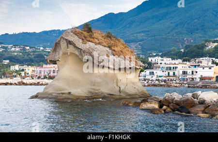 Il Fungo. Die berühmte mushroom Rock von Lacco Ameno, auf der Insel Ischia, Italien Stockfoto