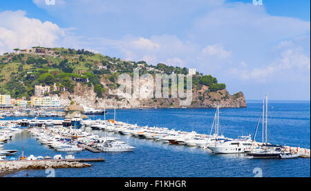 Yacht und Vergnügen Boote vertäut im Hafen von Lacco Ameno, auf der Insel Ischia, Italien Stockfoto