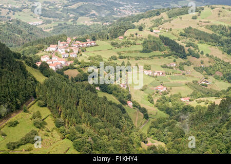 Luftaufnahme Ansicht der traditionellen Landschaft des Atlantischen Landschaft mit einer kleinen Stadt im Baskenland. Spanien. Stockfoto