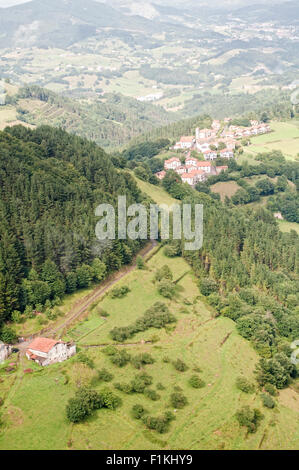 Luftaufnahme Ansicht der traditionellen Landschaft des Atlantic Landschaft mit einem traditionellen Bauernhof im Baskenland. Spanien. Stockfoto