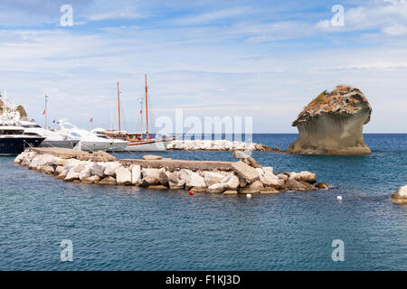 Il Fungo. Pilz-geformten Felsen in Bucht von Lacco Ameno, auf der Insel Ischia, Italien Stockfoto