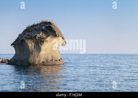 Il Fungo. Die berühmten Pilz geformten Felsen von Lacco Ameno, auf der Insel Ischia, Italien Stockfoto