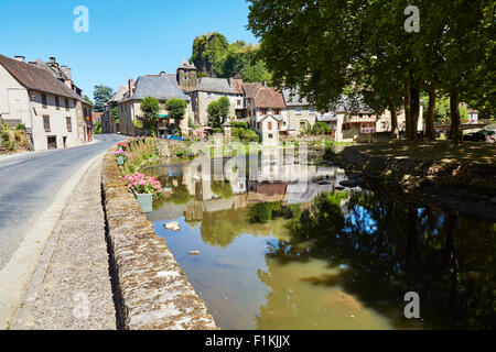 Gebäude im Dorf von Segur-le-Chateau, Limousin, Correze, Frankreich. Stockfoto