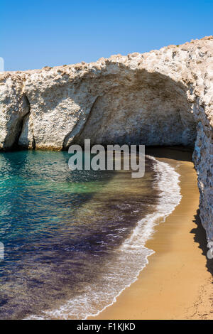 Blick auf Alogomantra Strand auf der Insel Milos, Kykladen, Griechenland Stockfoto