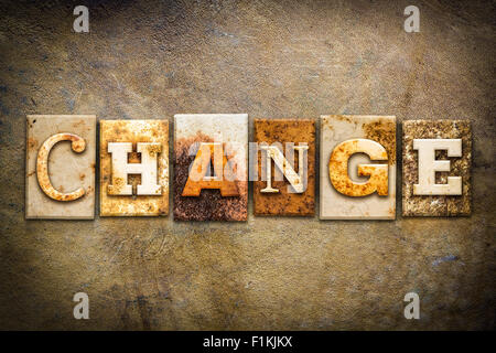 Das Wort "CHANGE" in rostigen Metall Buchdruck Typ auf einen alten Alter Leder Hintergrund geschrieben. Stockfoto