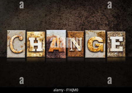 Das Wort "CHANGE" in rostigen Metall Buchdruck Typ auf eine dunkle strukturierte Grunge Hintergrund geschrieben. Stockfoto