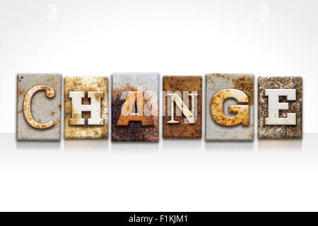 Das Wort 'ändern' geschrieben in rostigen Metall Buchdruck-Typ isoliert auf einem weißen Hintergrund. Stockfoto