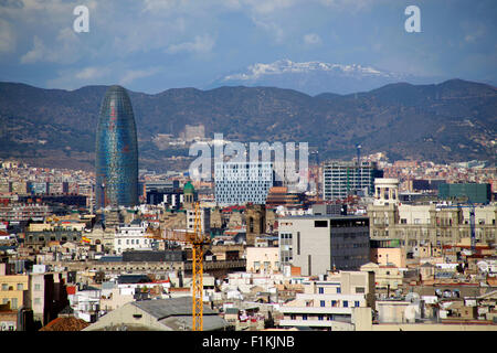 Torre Agbar Gebäude in Barcelona. Blick vom Montjuic der Schnee am Montseny Berg zu sehen. Stockfoto