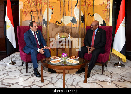 Peking, Peking, China. 3. Sep 2015. Ägyptens Präsident Abdel Fattah al-Sisi trifft sich mit sudanesischen Präsidenten Omar al-Bashir in Peking, China, Sept. 3, 2015. Der ägyptische Führer ist in China an einer Militärparade am 3. September zum Gedenken an den 70. Jahrestag der Niederlage Japans 1945 und dem Ende des zweiten Weltkriegs © ägyptische Präsident Büro/APA Bilder/ZUMA Draht/Alamy Live News Stockfoto