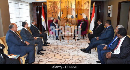 Peking, Peking, China. 3. Sep 2015. Ägyptens Präsident Abdel Fattah al-Sisi trifft sich mit sudanesischen Präsidenten Omar al-Bashir in Peking, China, Sept. 3, 2015. Der ägyptische Führer ist in China an einer Militärparade am 3. September zum Gedenken an den 70. Jahrestag der Niederlage Japans 1945 und dem Ende des zweiten Weltkriegs © ägyptische Präsident Büro/APA Bilder/ZUMA Draht/Alamy Live News Stockfoto