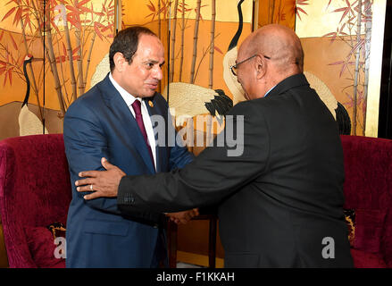 Peking, Peking, China. 3. Sep 2015. Ägyptens Präsident Abdel Fattah al-Sisi trifft sich mit sudanesischen Präsidenten Omar al-Bashir in Peking, China, Sept. 3, 2015. Der ägyptische Führer ist in China an einer Militärparade am 3. September zum Gedenken an den 70. Jahrestag der Niederlage Japans 1945 und dem Ende des zweiten Weltkriegs © ägyptische Präsident Büro/APA Bilder/ZUMA Draht/Alamy Live News Stockfoto